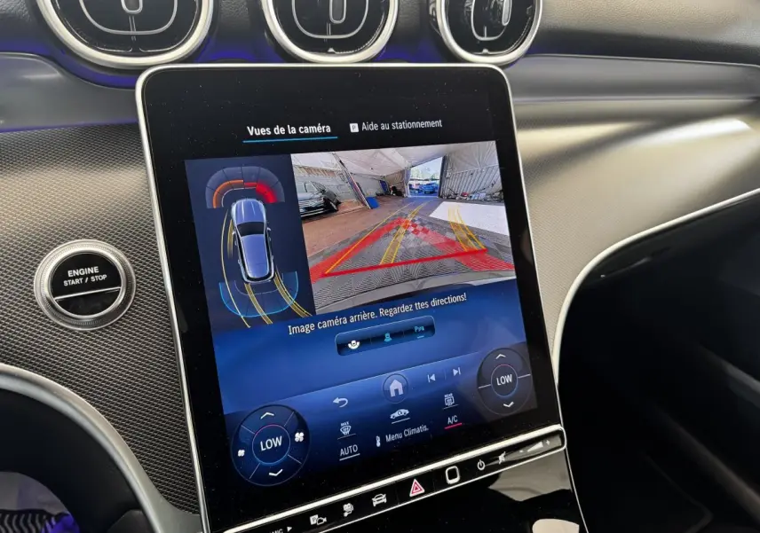 Écran tactile central affichant la caméra de recul dans l’habitacle du Mercedes GLC 300 E Business Line 2023.