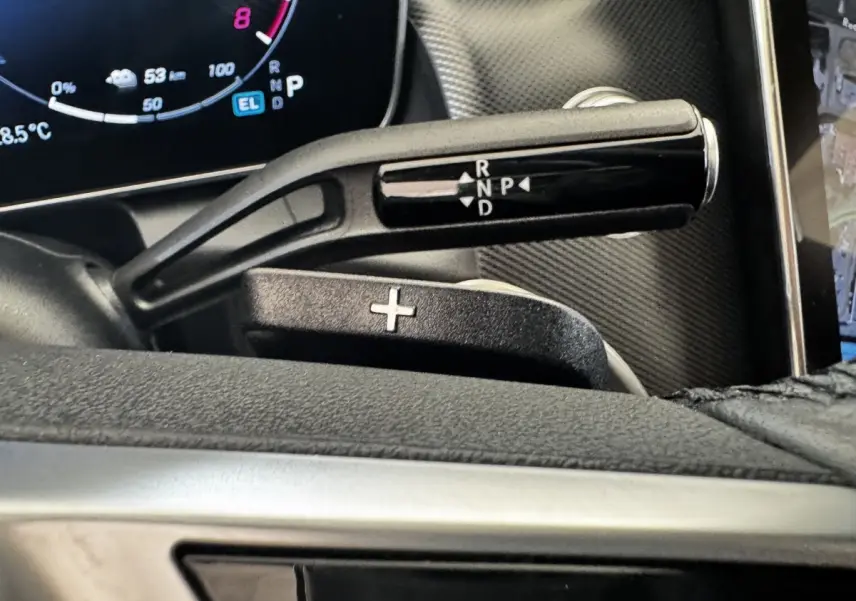 Gros plan sur la commande de boîte automatique et palette de changement de vitesse dans un Mercedes GLC 300 E Business Line 2023.