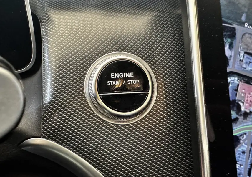 Gros plan sur le bouton démarrage/arrêt moteur dans l’habitacle du Mercedes GLC 300 E Business Line 2023.