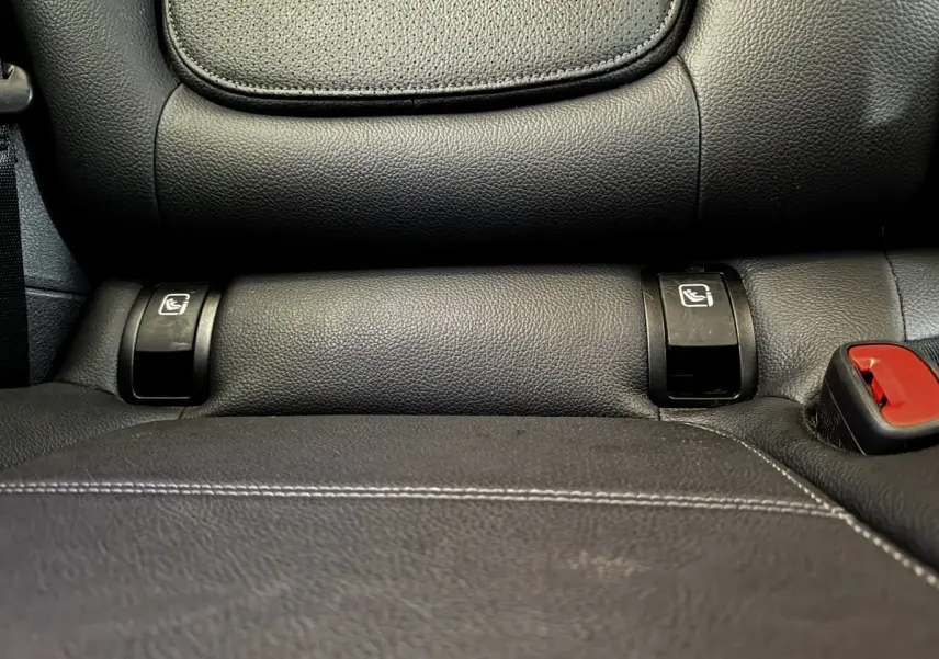 Gros plan sur les fixations Isofix et la ceinture de sécurité arrière en cuir noir du Mercedes GLC 300 E Business Line 2023.
