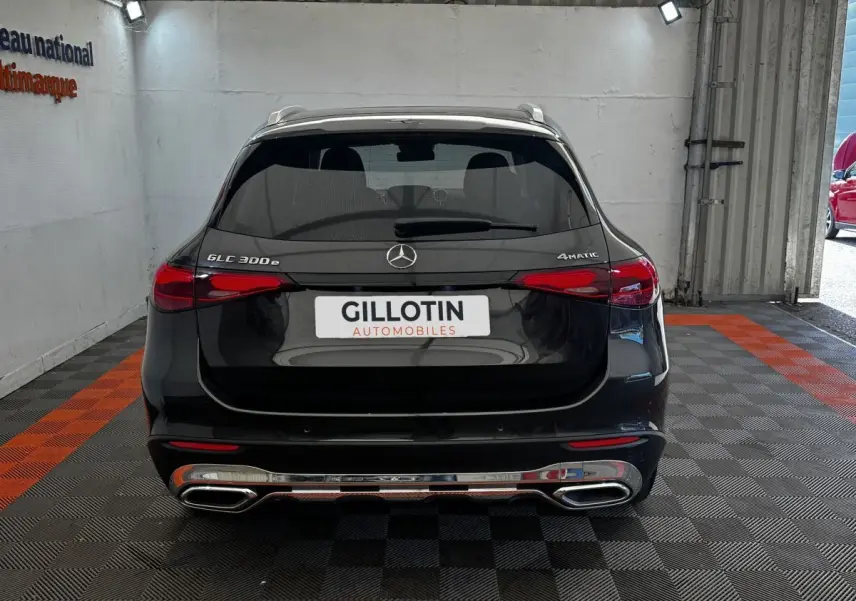Vue arrière d’un Mercedes GLC 300 e 4MATIC gris foncé, avec feux LED et double sortie d’échappement chromée.