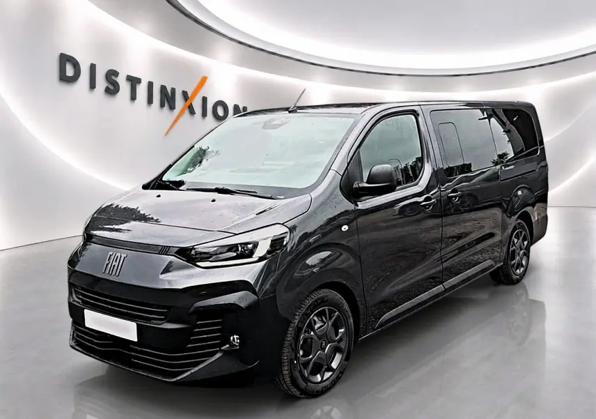 Fiat Scudo Combi gris titane en 3/4 avant droit, avec porte latérale coulissante et jantes noires.