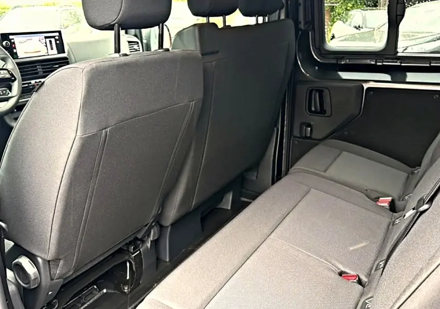 Vue intérieure côté droit du Fiat Scudo Combi gris titane, mettant en valeur la banquette arrière 3 places et les vitres latérales.