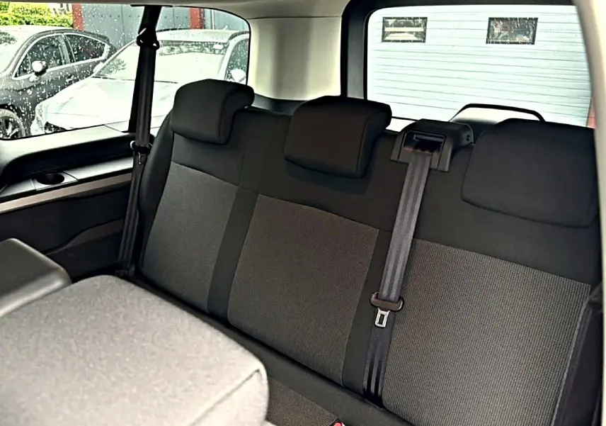 Vue intérieure de la banquette arrière trois places en tissu bi-ton noir/gris du Fiat Scudo Combi gris titane.