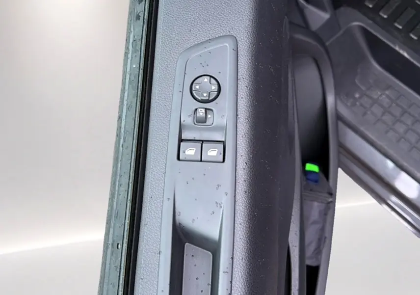 Commande des vitres et réglage des rétroviseurs sur la porte côté gauche du FIAT Scudo Combi gris titane.