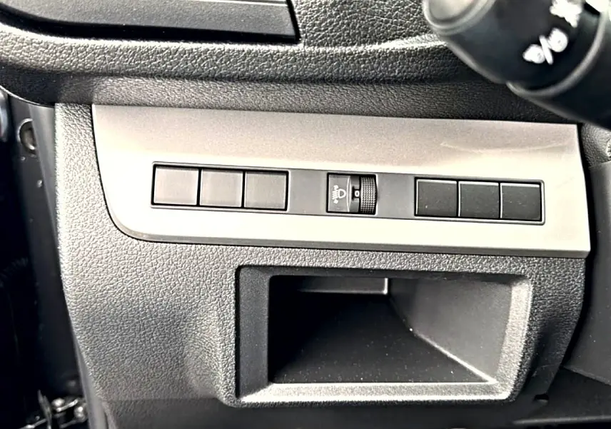 Détail intérieur du tableau de bord gris titane du FIAT Scudo Combi, avec commandes et rangement ouvert.