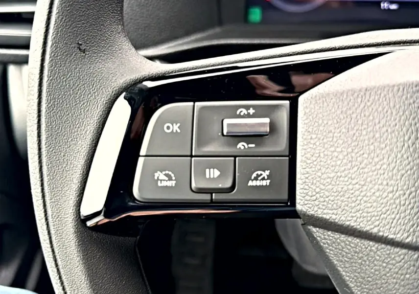 Gros plan sur les commandes gauche du volant gris du Fiat Scudo Combi 2026 avec boutons de régulateur et assistant de conduite.