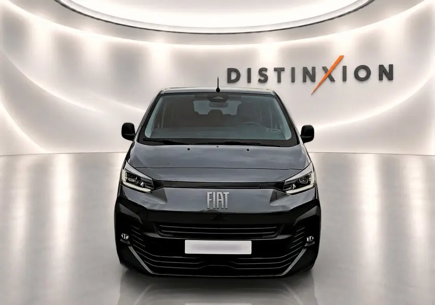 Vue frontale du FIAT Scudo Combi gris titane dans un showroom lumineux avec logo Distinxion en arrière-plan.