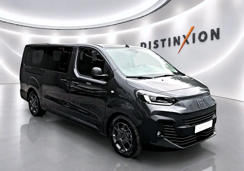 Fiat Scudo Combi gris titane en 3/4 avant droit, porte latérale coulissante visible, ambiance showroom lumineuse.