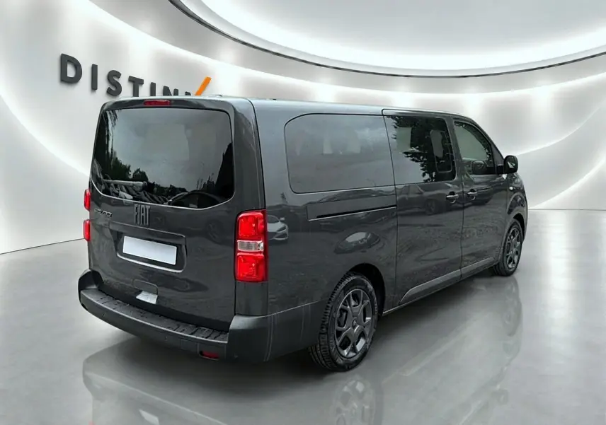Vue 3/4 arrière droite d’un FIAT Scudo Combi gris titane avec porte latérale coulissante et vitres teintées.