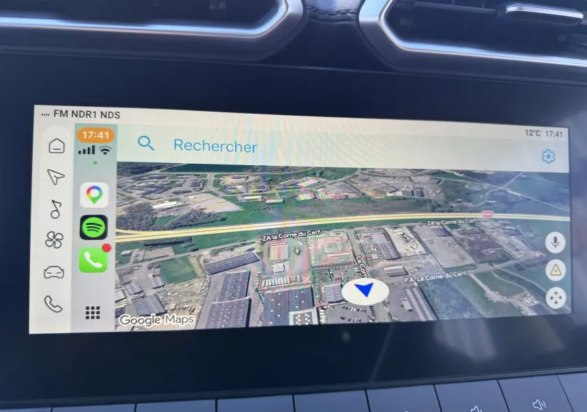 Écran tactile central du MG Motor ZS Hybrid 197 2026 montrant la navigation GPS en vue satellite.