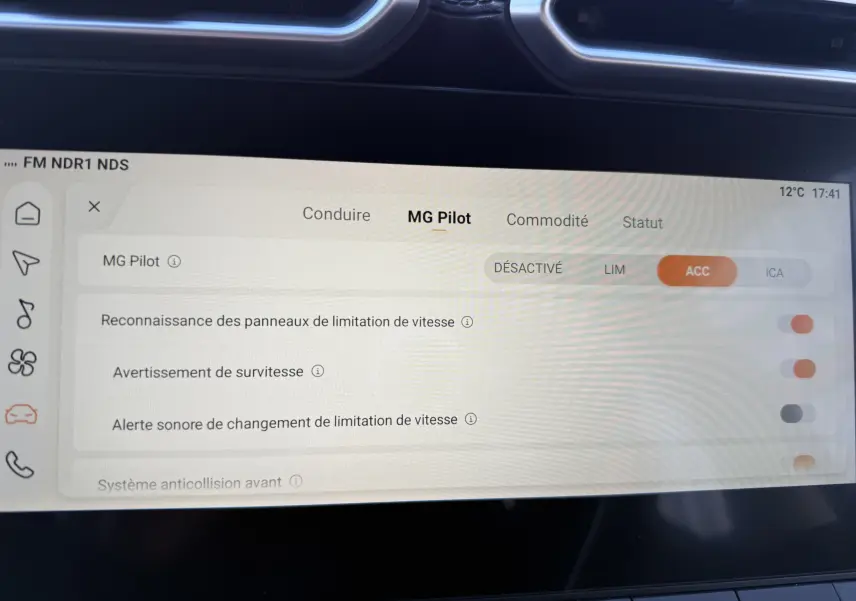Écran tactile intérieur du MG Motor ZS Hybrid 197 en gris foncé, affichant les réglages du système d’aide à la conduite MG Pilot.