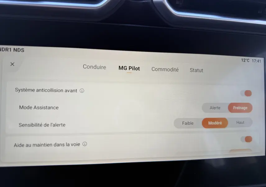 Écran tactile intérieur du MG Motor ZS Hybrid 2026 affichant les réglages du système MG Pilot en mode assistance.