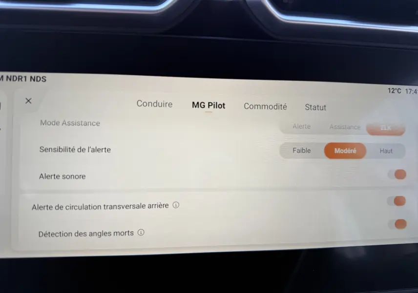 Écran tactile intérieur du MG ZS Hybrid 197 gris foncé montrant les réglages d'assistance à la conduite MG Pilot.