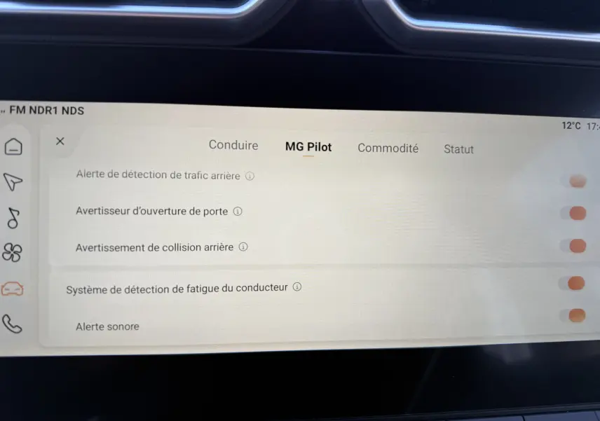 Écran tactile intérieur du MG Motor ZS Hybrid 197, affichant les options d’aide à la conduite MG Pilot.