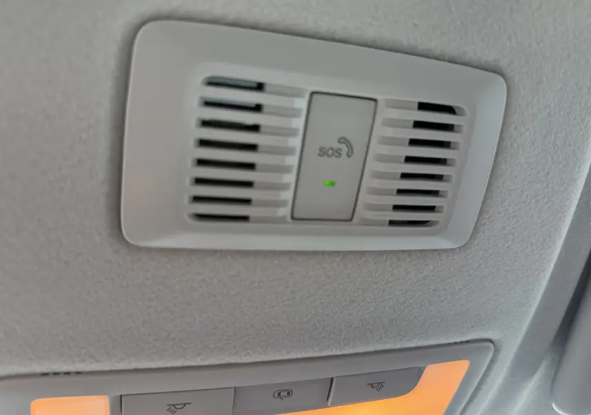 Détail du plafonnier intérieur avec bouton SOS et éclairage ambre dans un MG MOTOR ZS Hybrid gris foncé 2026.