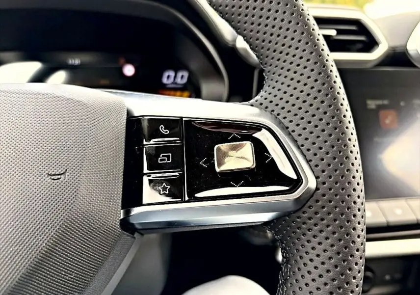 Vue intérieure de la banquette arrière en tissu gris foncé du MG MOTOR ZS Hybrid 197 Standart 2026, avec ceintures de sécurité visibles.