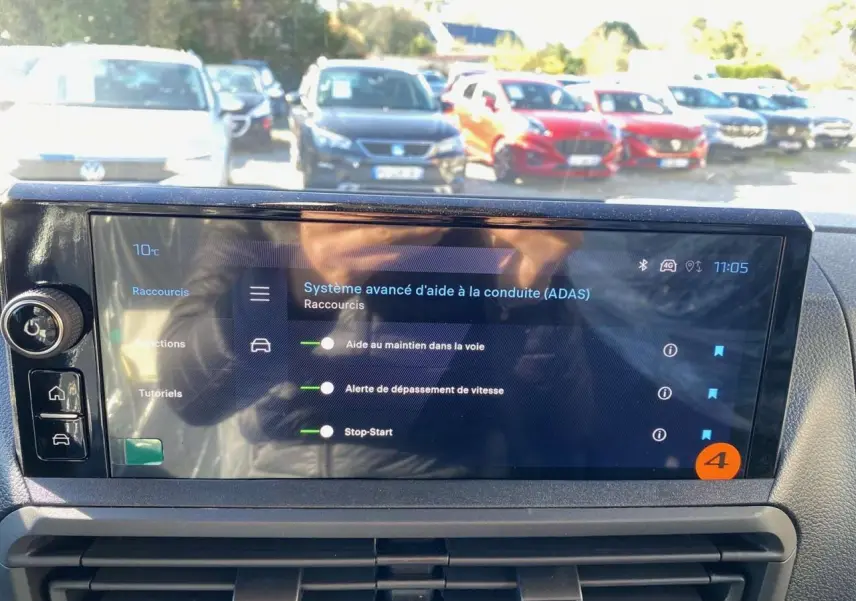 Écran tactile 10'' HD du Peugeot Expert Fourgon gris Artense, affichant les aides à la conduite avancées.
