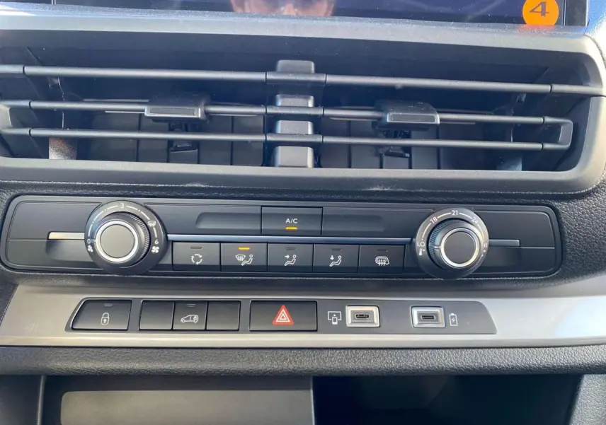 Vue rapprochée du tableau de bord du Peugeot Expert Fourgon 2026, montrant les commandes de climatisation et ports USB.