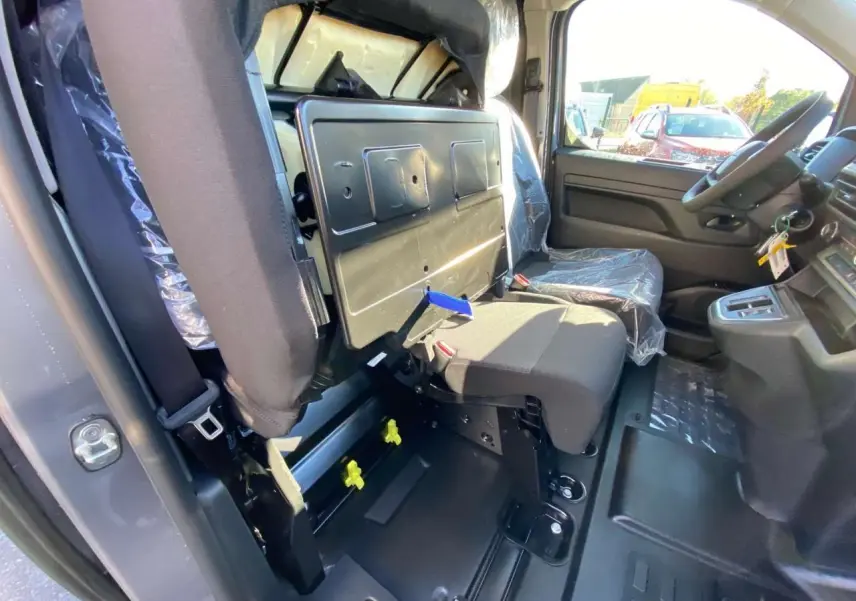 Intérieur côté passager droit du Peugeot Expert Fourgon gris, siège relevé avec tablette écritoire visible.