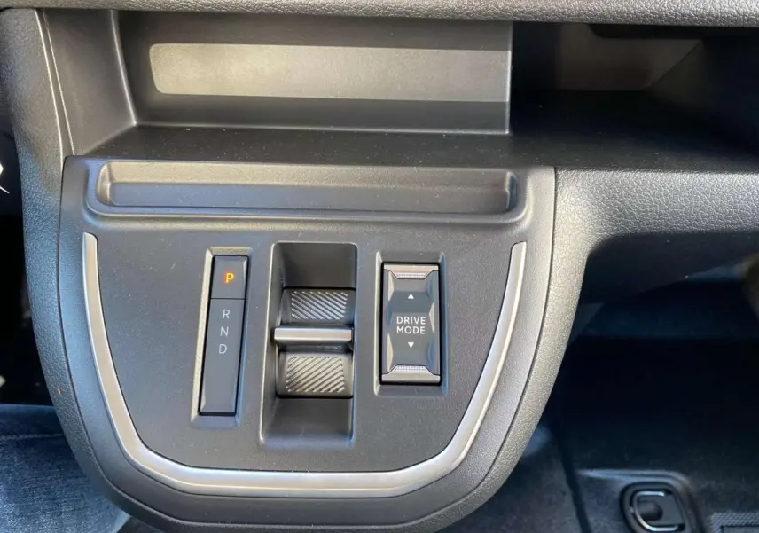 Gros plan sur la console centrale du Peugeot Expert Fourgon gris Artense, avec commandes de boîte auto et mode de conduite.