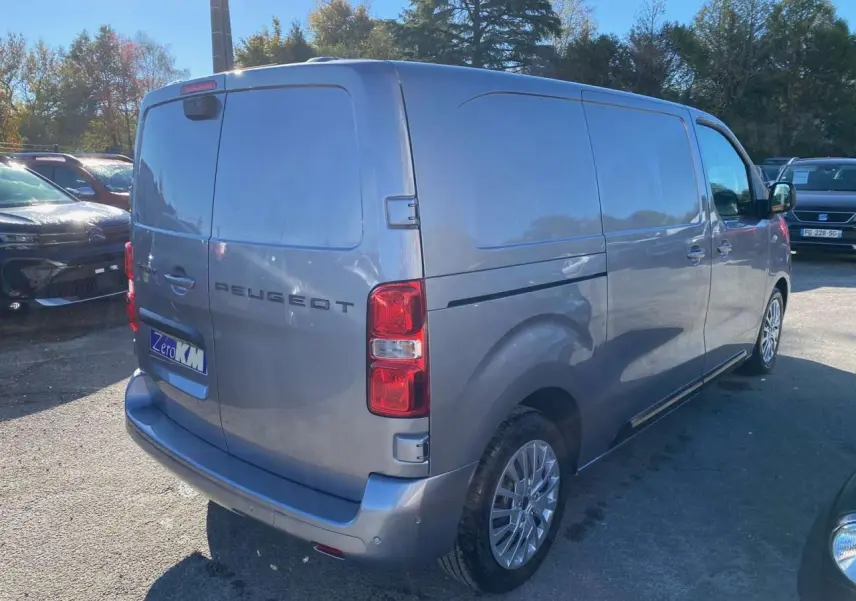 Vue 3/4 arrière droite d’un Peugeot Expert Fourgon gris Artense avec jantes alliage et vitrage arrière opaque.