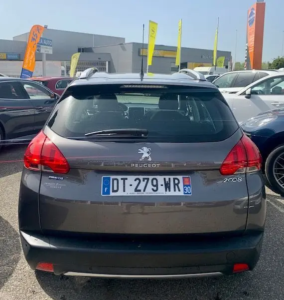 Vue arrière d'un Peugeot 2008 gris foncé version 1.6 BlueHDi Crossway de 2015 avec plaques françaises.