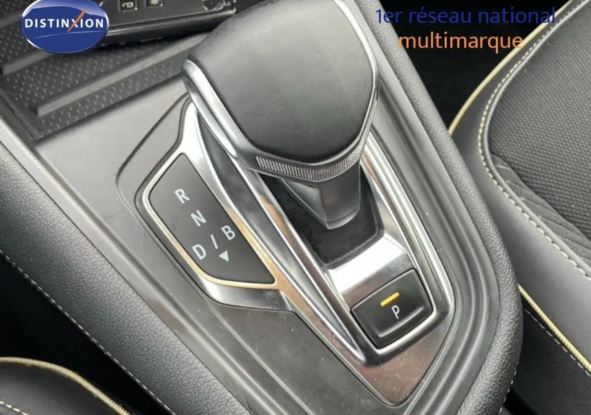Le levier de vitesses automatique en gros plan dans l'habitacle noir du Renault Symbioz hybride.
