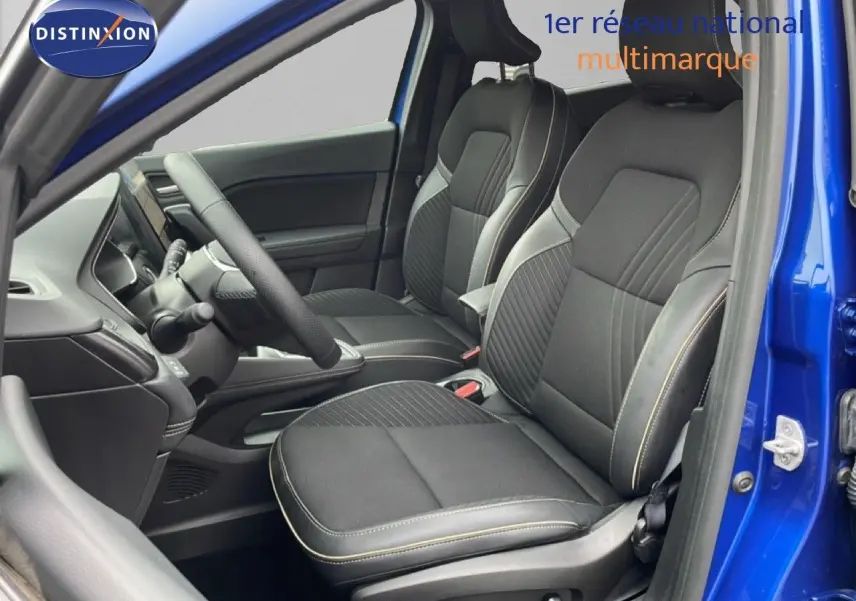 Vue intérieure côté conducteur de la Renault Symbioz 2025 bleu iron metal, avec sièges noirs en tissu et cuir.