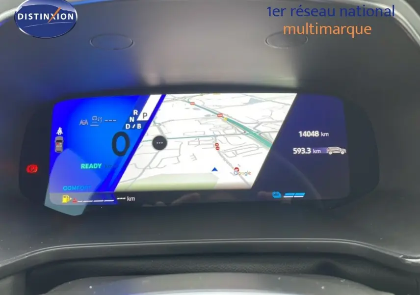Tableau de bord numérique du Renault Symbioz 2025 affichant la navigation et l'état hybride, vue de face intérieure.