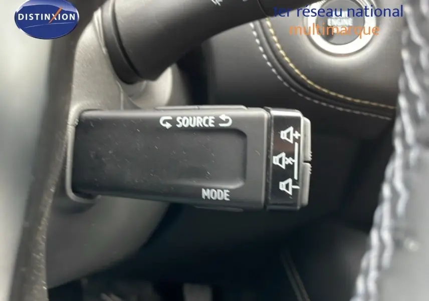 Détail du levier de commande multimédia côté gauche du volant du Renault Symbioz bleu Iron Metal, avec bouton source et mode.