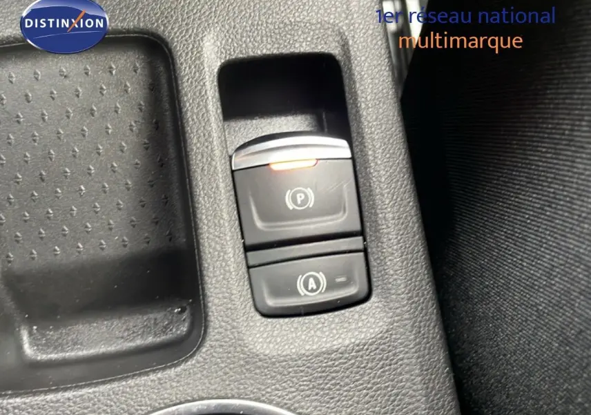 Gros plan sur les commandes de frein à main électronique et d'assistance au démarrage du Renault Symbioz 2025, intérieur noir.