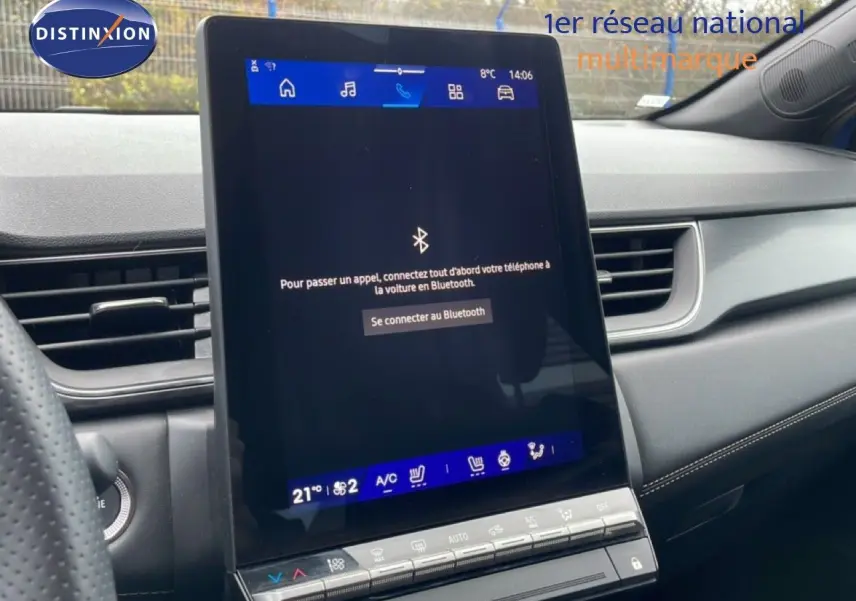 Vue intérieure du tableau de bord de la Renault Symbioz 2025, écran tactile central affichant la connexion Bluetooth.