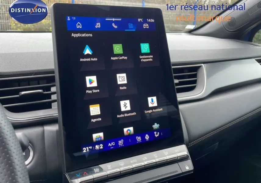 Vue intérieure du tableau de bord de la Renault Symbioz 2025, écran tactile central affichant les applications connectées.