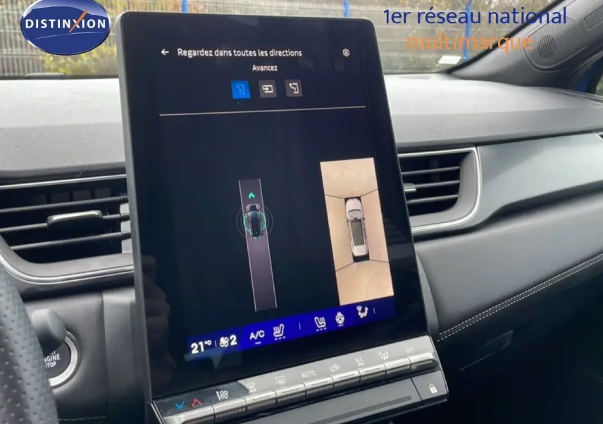 Vue intérieure du tableau de bord de la Renault Symbioz bleu iron metal, avec écran tactile central affichant la caméra 360° et la climatisation.