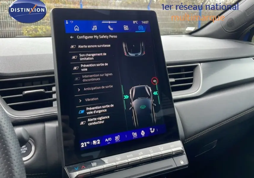 Vue intérieure centrée sur l'écran tactile vertical du tableau de bord du Renault Symbioz bleu, affichant les aides à la conduite.