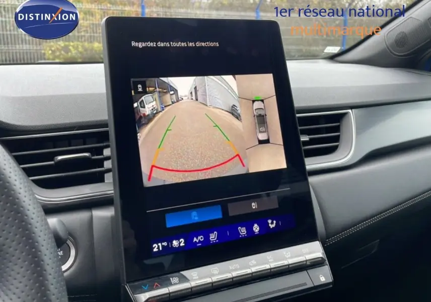 Vue intérieure centrée sur l’écran tactile affichant la caméra de recul d’une Renault Symbioz bleu iron metal.