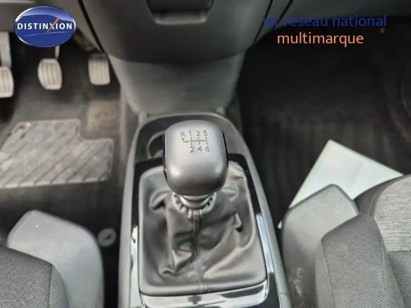 Vue rapprochée du levier de vitesses manuel noir dans l'habitacle du Citroën Grand C4 Spacetourer rouge Rubi.