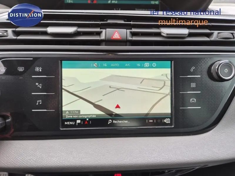 Écran tactile central avec GPS affichant une carte, tableau de bord du Citroën Grand C4 Spacetourer Rouge Rubi.