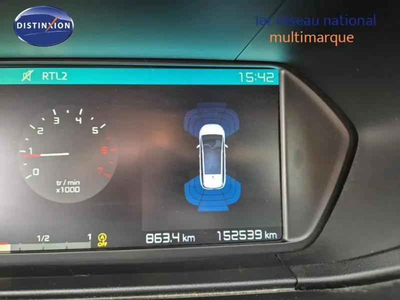 Affichage numérique du tableau de bord du Citroën Grand C4 Spacetourer avec indicateur de proximité et compte-tours.