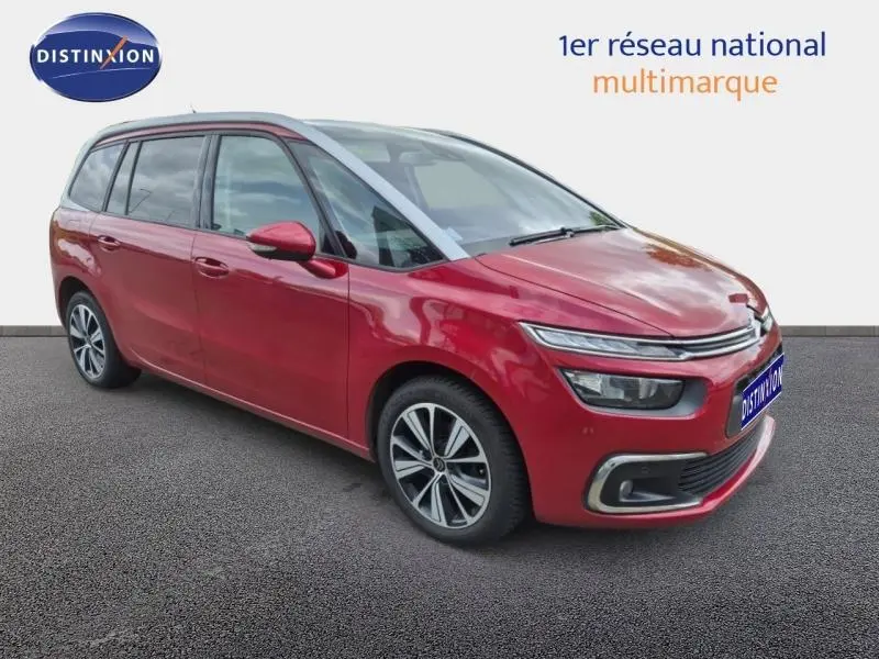 Vue 3/4 avant gauche d'un Citroën Grand C4 Spacetourer rouge Rubi avec jantes alliage et feux LED distinctifs.