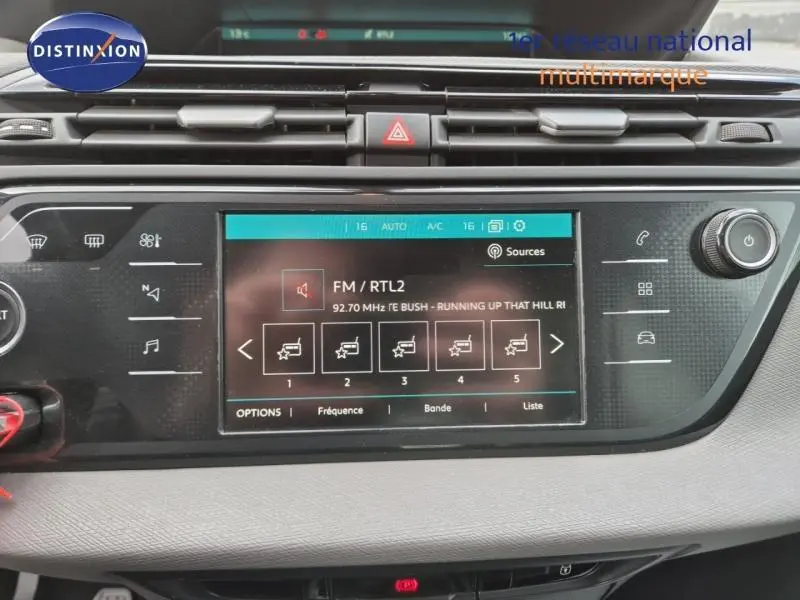 Vue rapprochée de l'écran tactile central et des commandes du tableau de bord du Citroën Grand C4 Spacetourer.