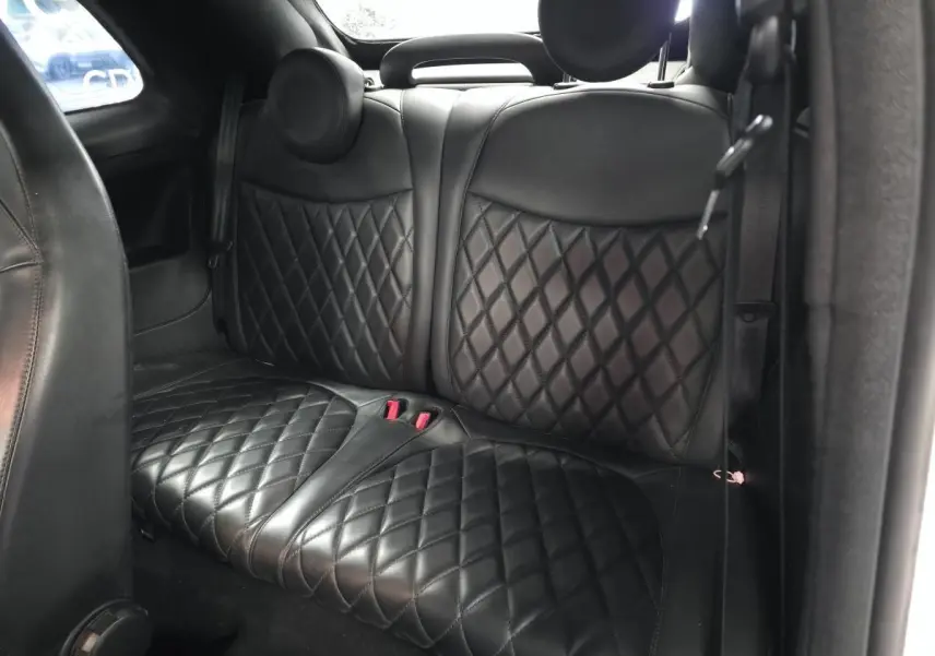 Vue intérieure sur la banquette arrière en cuir noir matelassé de l'Abarth 500 595C Turismo 2021.