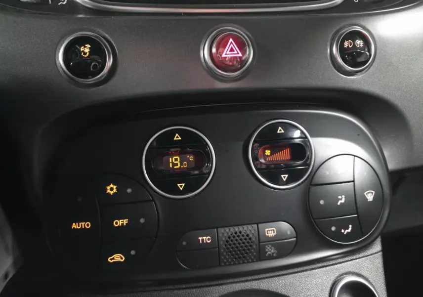Tableau de bord de l'Abarth 595C blanc, vue rapprochée sur les commandes de climatisation et boutons TTC.