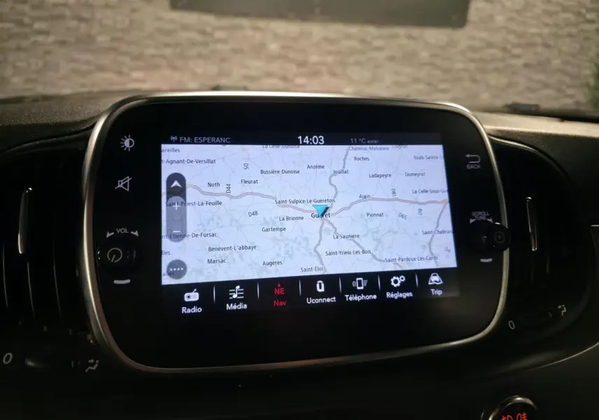 Écran tactile central 7 pouces de l'Abarth 595C Turismo blanc affichant la navigation GPS en intérieur.