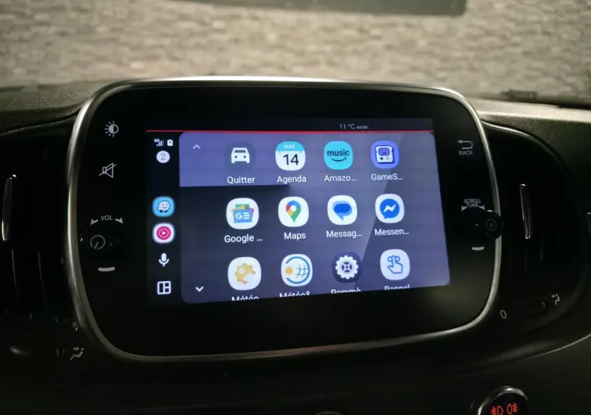 Écran tactile central de l'Abarth 595C blanc affichant des applications connectées, entouré de commandes noires.