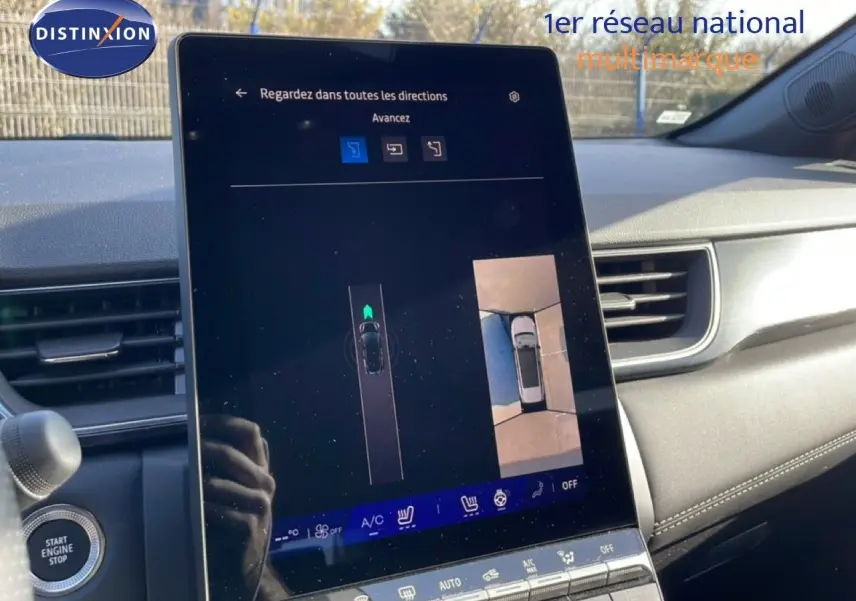 Vue intérieure centrée sur l'écran tactile du tableau de bord du Renault Symbioz gris cassiopée, affichant la caméra 360° et les commandes climatisation.