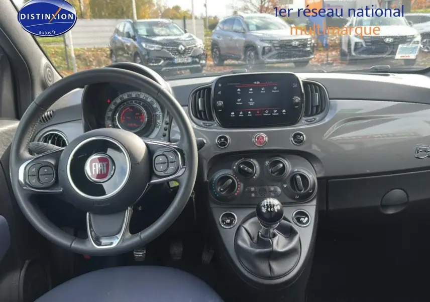 Vue intérieure frontale du tableau de bord gris et volant cuir multifonction de la Fiat 500 1.0 70 bsg cult 2022.