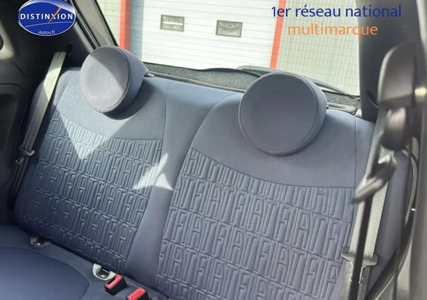 Vue intérieure sur la banquette arrière grise de la Fiat 500 avec appuie-têtes ronds et ceinture de sécurité visible.