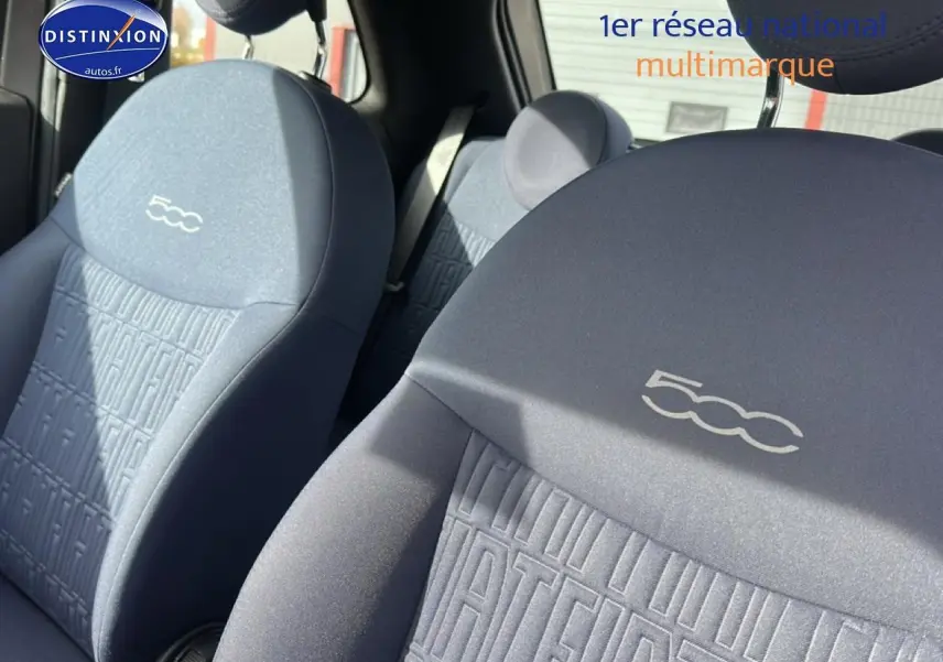Gros plan sur les sièges avant gris de la FIAT 500 1.0 70 bsg cult, avec logo 500 brodé sur les appuie-têtes.